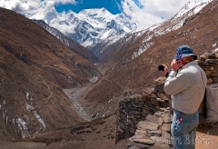 NPL-36644-Stephen-photographing-trail-to-Thorund-Phedi--Pan-(5)